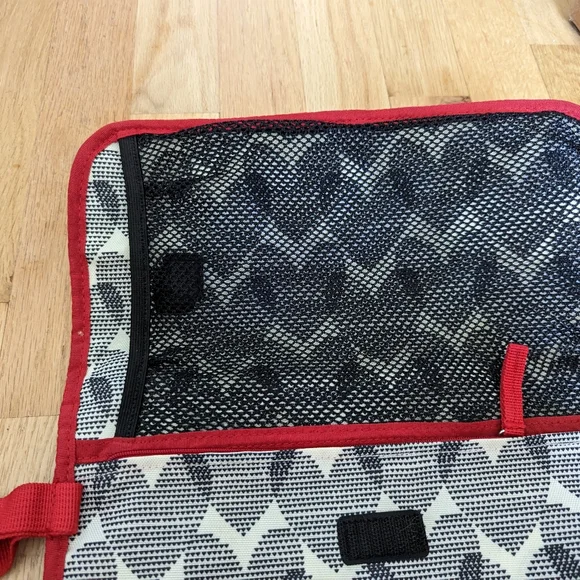 Skip Hop Diaper Clutch Changing Station - Picture 3 of 9